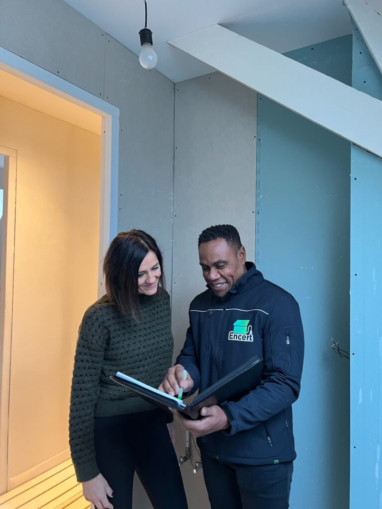 Adviseur neemt de woning op met de bewoner
