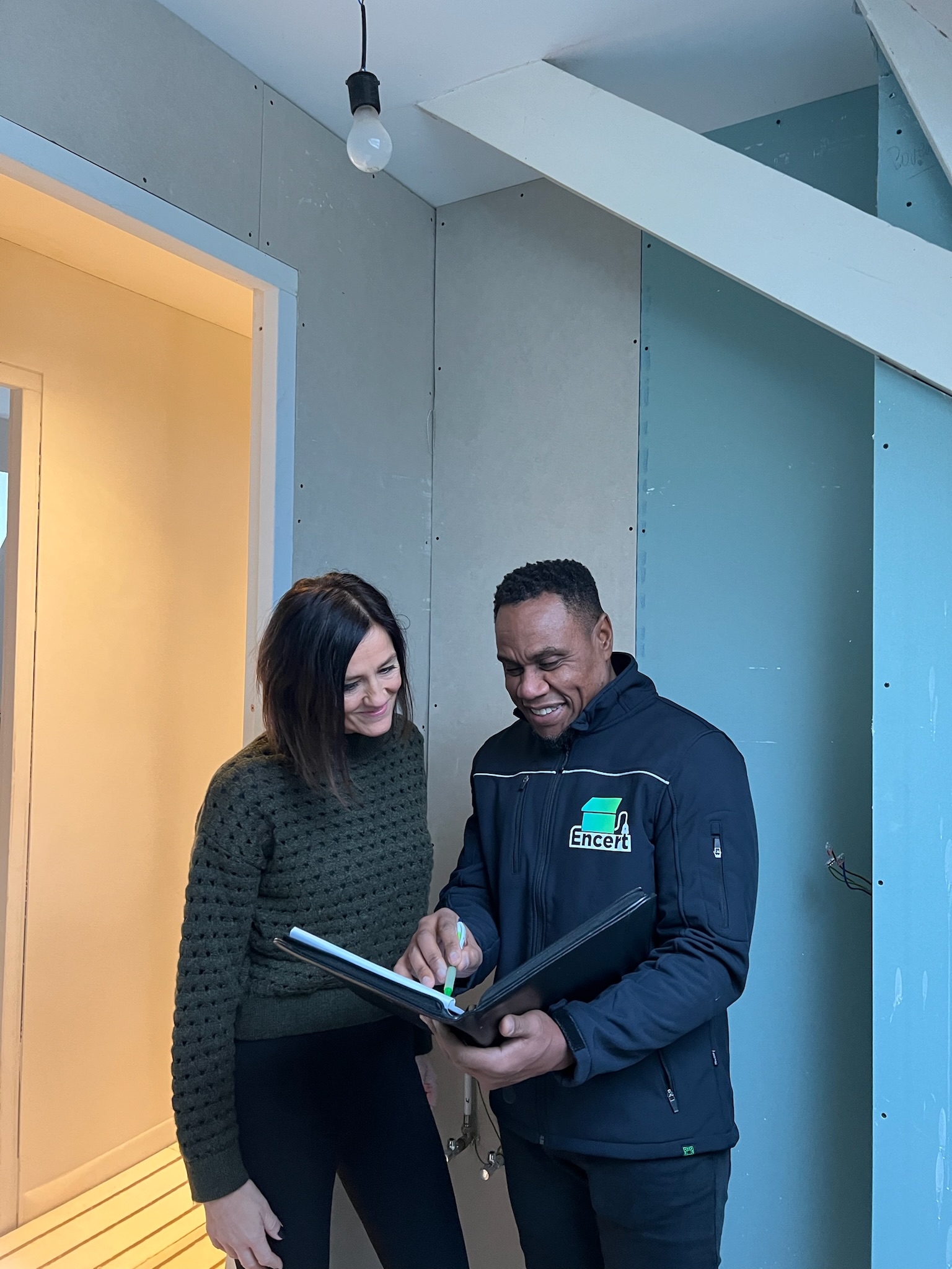 Adviseur neemt de woning op met de bewoner
