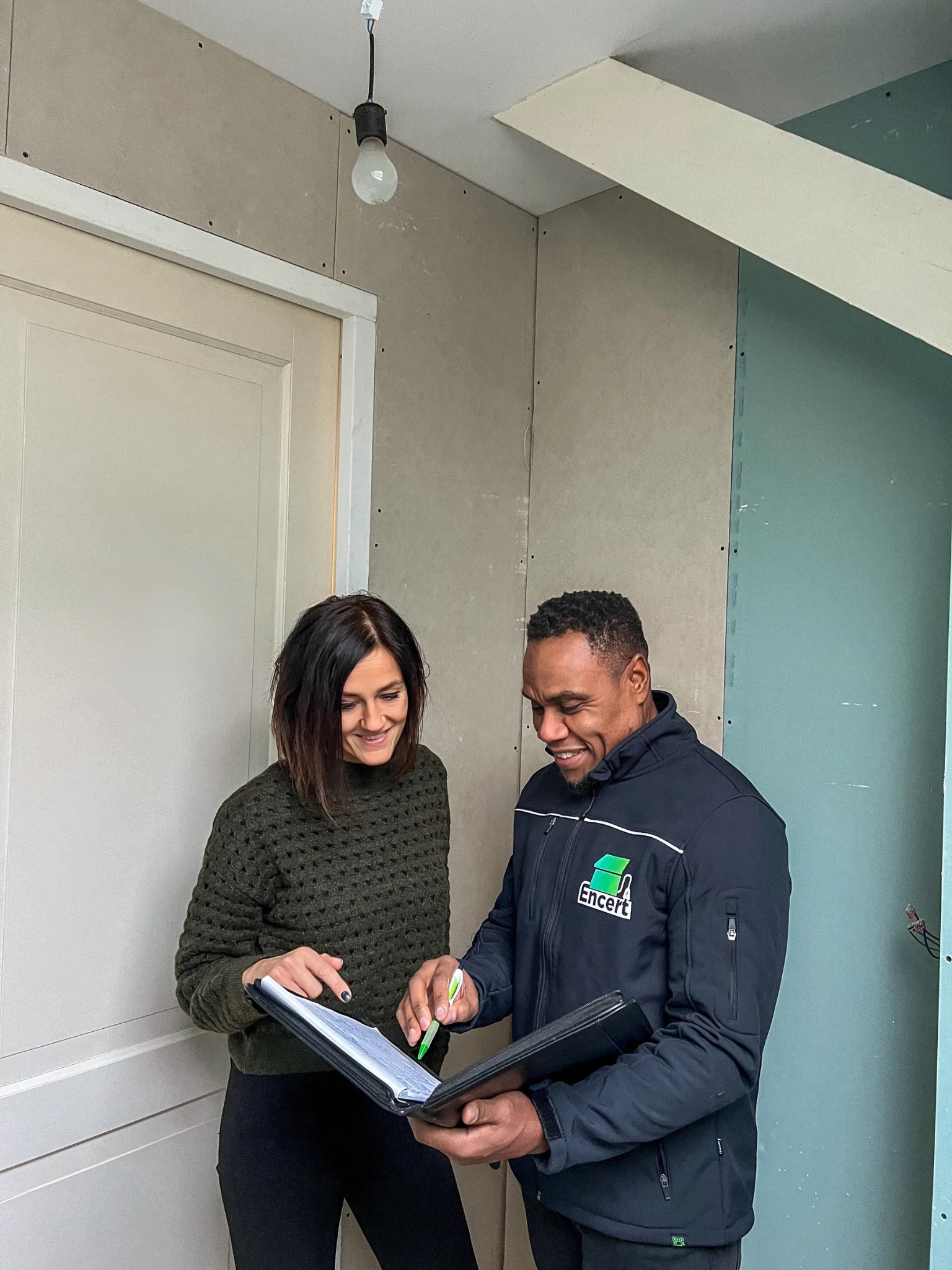 Adviseur loopt met klant door de woning