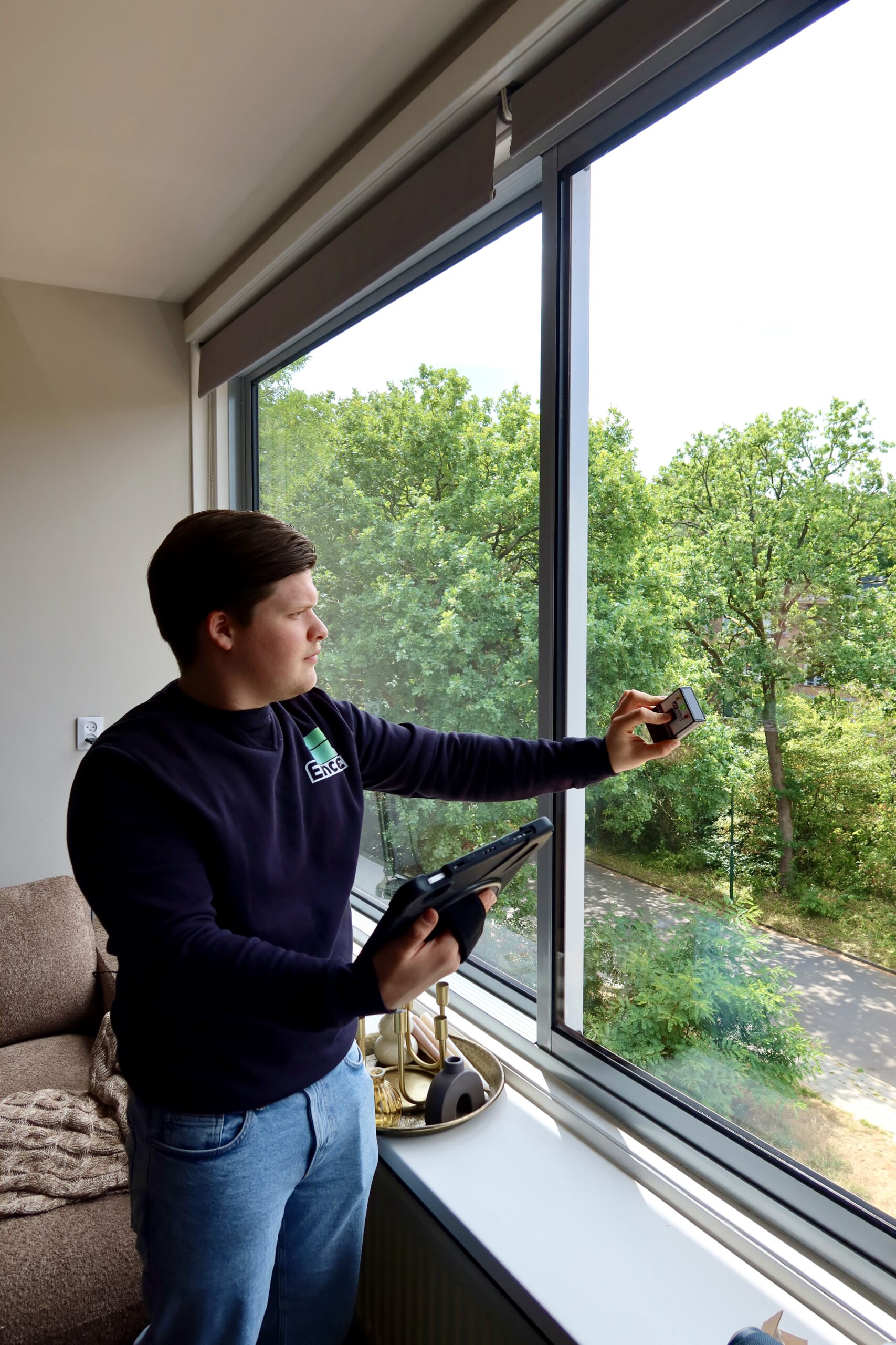 Encert adviseur meet de beglazing tijdens een opname aan huis