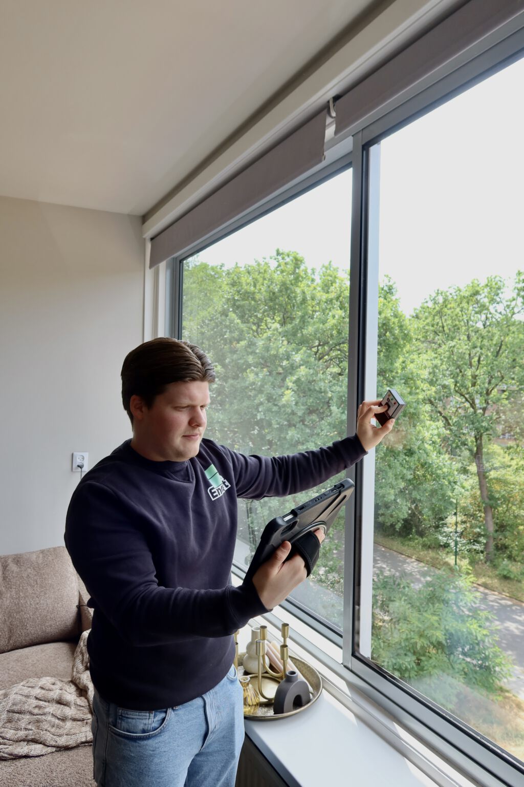 Encert adviseur meet de beglazing tijdens een verduurzamingsopname