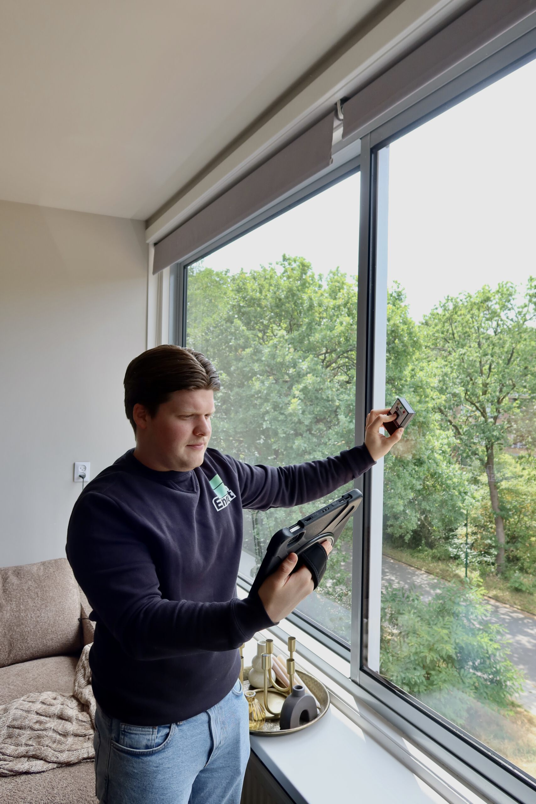 Encert adviseur meet de beglazing tijdens een verduurzamingsopname
