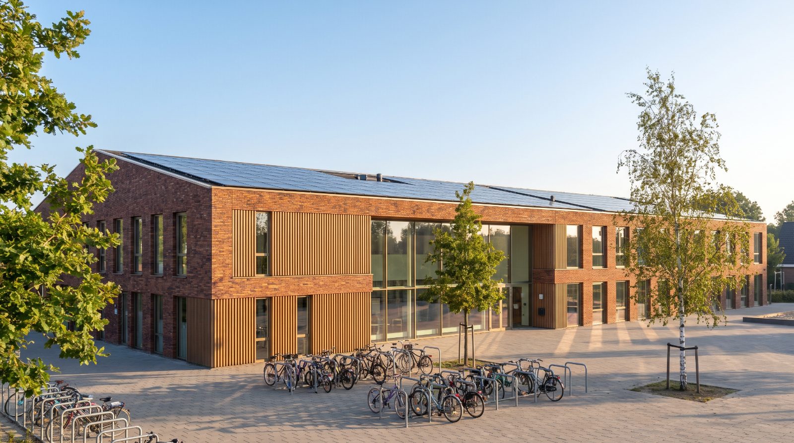 Modern schoolgebouw met zonnepanelen